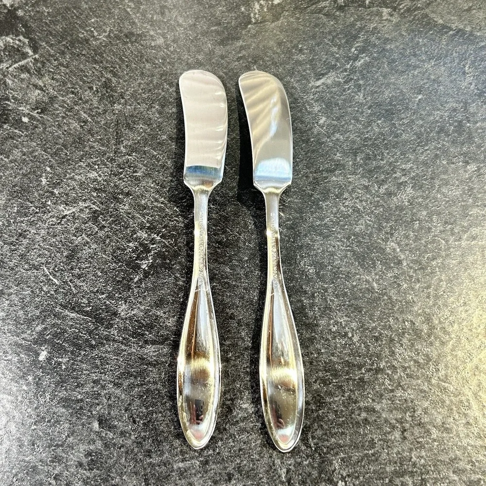 2- International HOLIDAY VINE Holly‎ Berry Stainless Flatware Butter Spreader